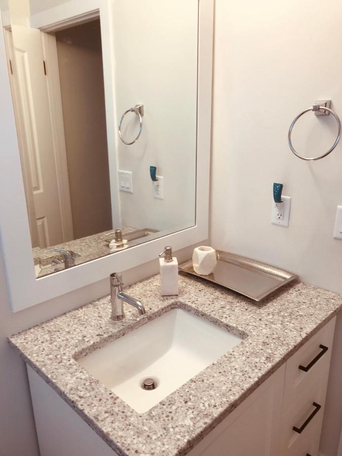 Your Home Away From Home Kelowna Eksteriør billede
